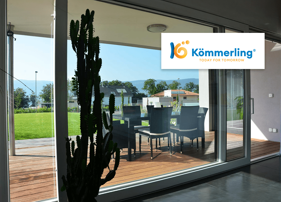 Descubre las ventanas de PVC Kommerling en Alicante, diseñadas para ofrecer una combinación perfecta de estética y funcionalidad. Esta imagen muestra una instalación contemporánea con amplias vistas al exterior, ideal para disfrutar de la luz natural y maximizar el confort en tu hogar. Las ventanas Kommerling son sinónimo de eficiencia energética y durabilidad, convirtiéndolas en la mejor opción para proyectos de renovación y construcción